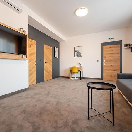 Calvin Aparthotel Nagyvárad Szoba fotó