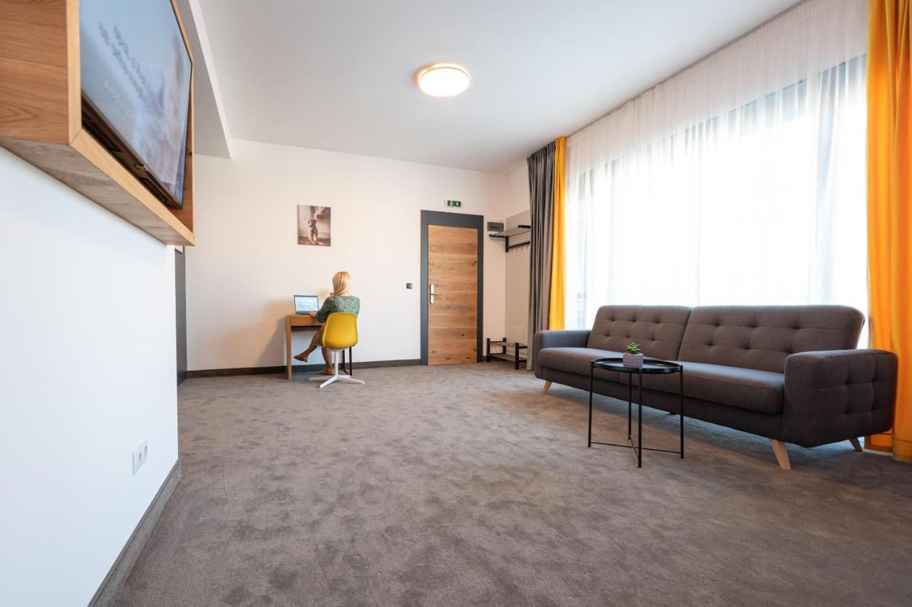 Calvin Aparthotel Nagyvárad Kültér fotó