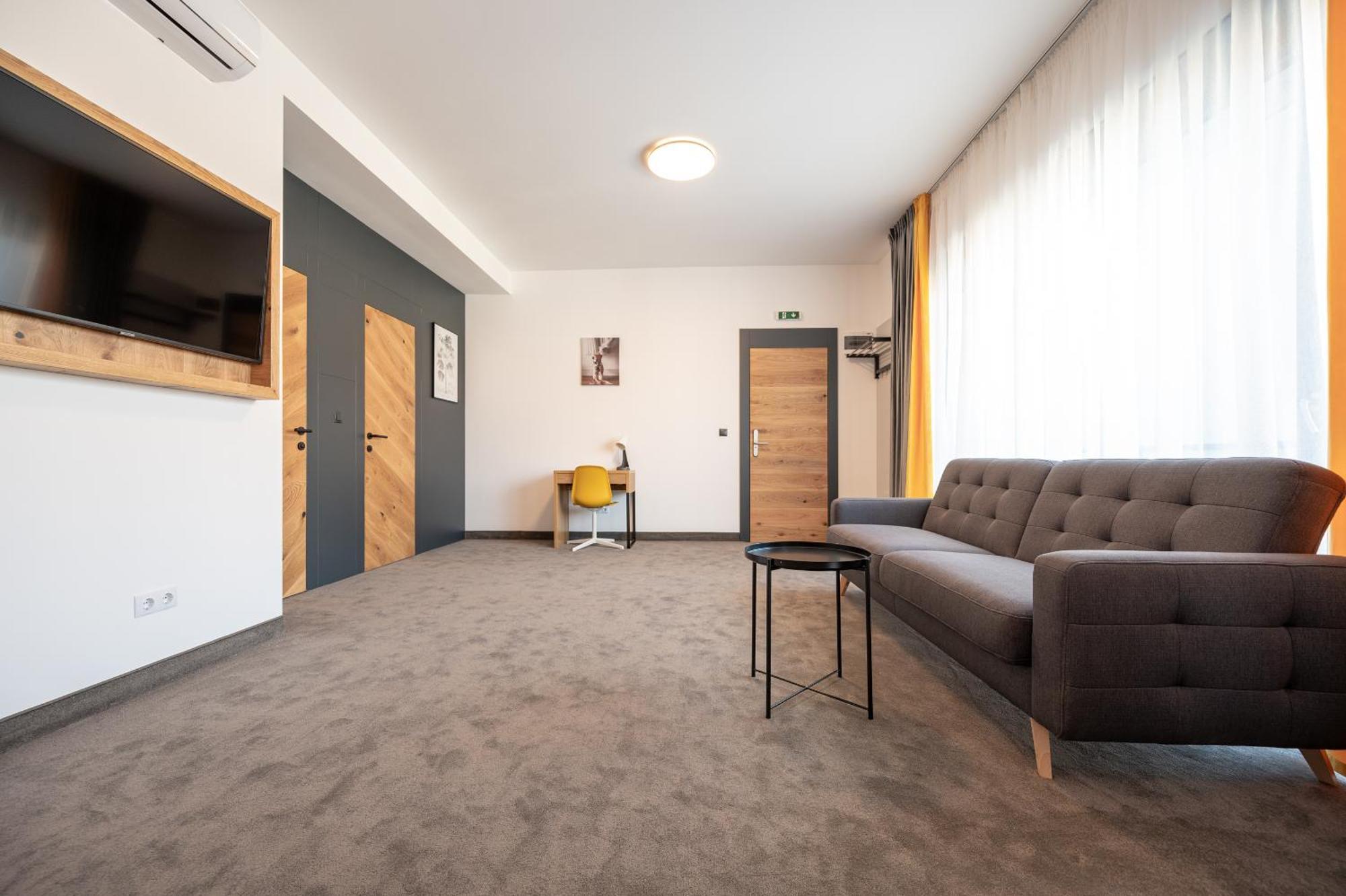 Calvin Aparthotel Nagyvárad Szoba fotó